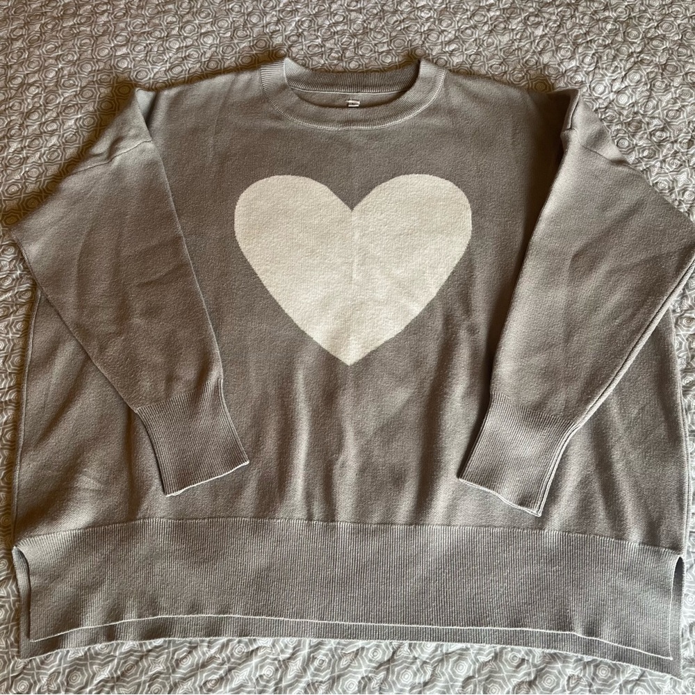 🤍👀 Size L, Long Sleeve Gray Heart Sweater thick sturdy, oversized, side slit - Picture 2 of 6